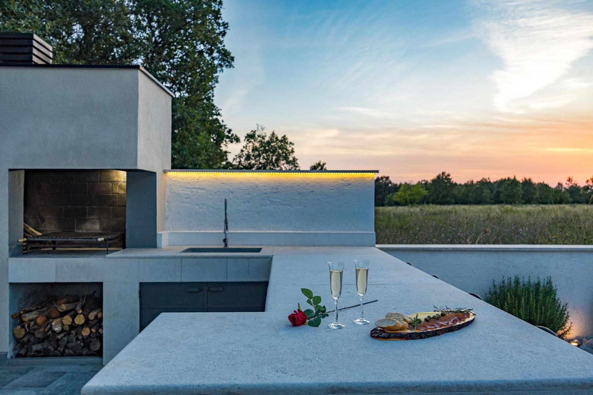 Special Offer! New Luxury Apartment With Pool, Fitness, Outdoor Bar&Grill Buje Extérieur photo