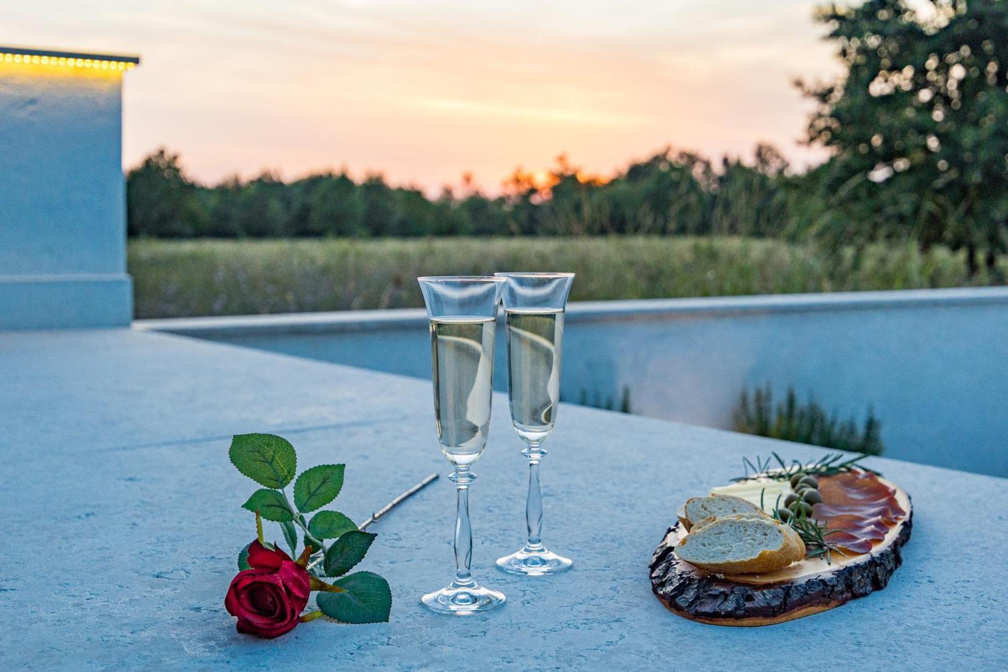 Special Offer! New Luxury Apartment With Pool, Fitness, Outdoor Bar&Grill Buje Extérieur photo